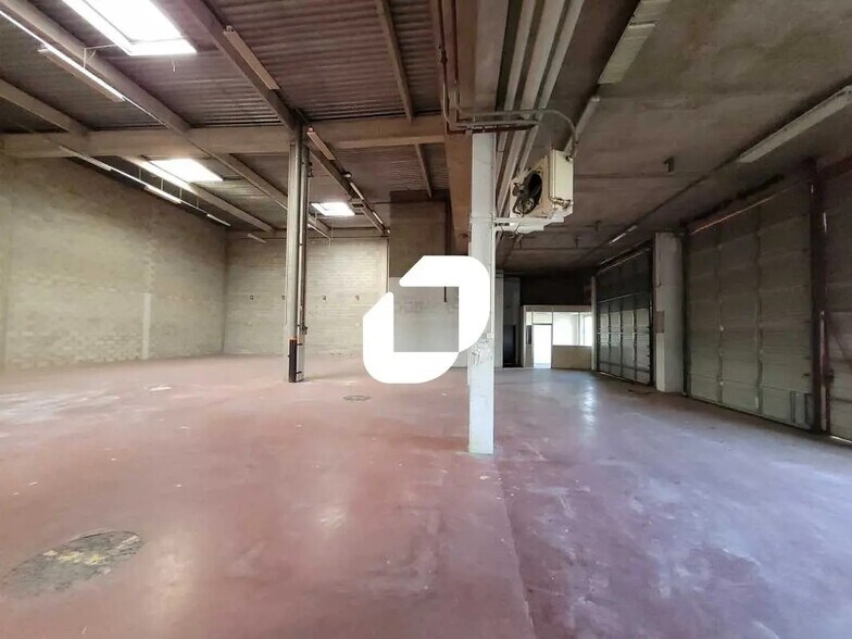 Flex in Lisses for lease - Interior Photo - Image 3 of 18