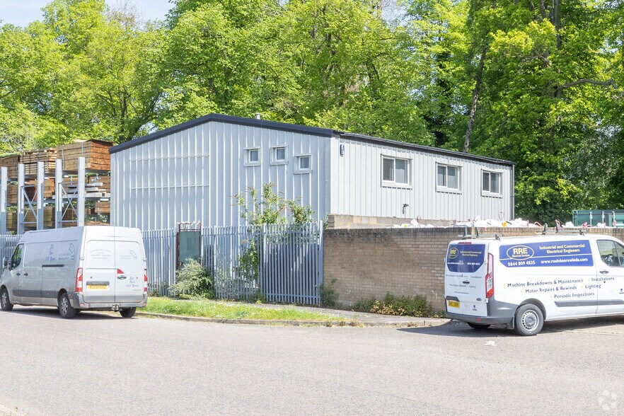 4A Pond Wood Close, Northampton for sale - Primary Photo - Image 1 of 1