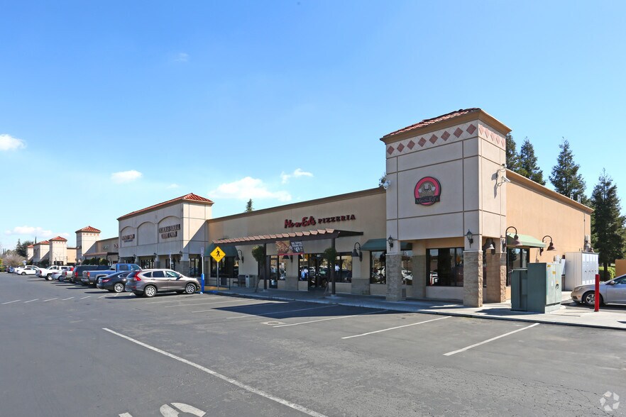 1365 E Prosperity Ave, Tulare, CA 93274 Retail Space for Lease
