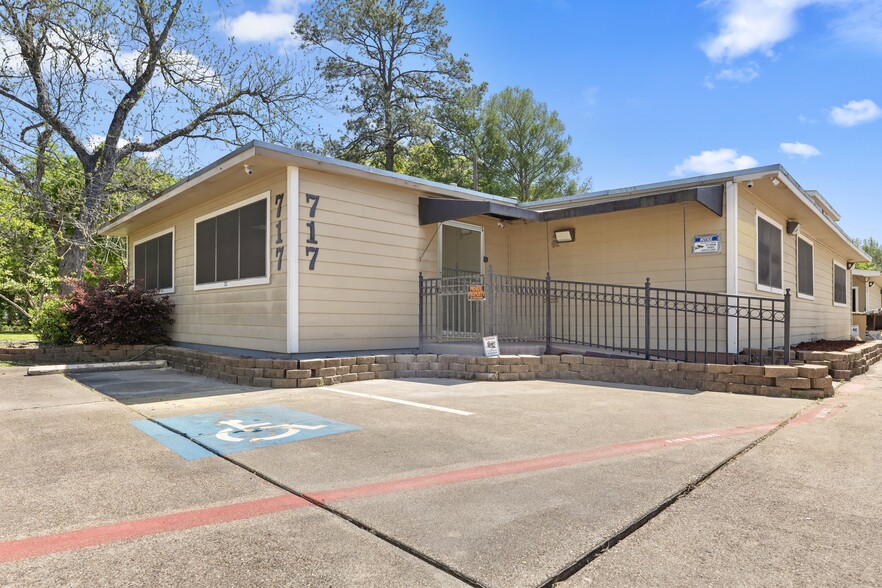 717 Cedar Bayou Rd, Baytown, TX for lease - Building Photo - Image 1 of 9