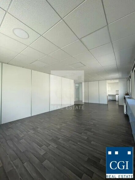Office in Coublevie for lease - Interior Photo - Image 3 of 5