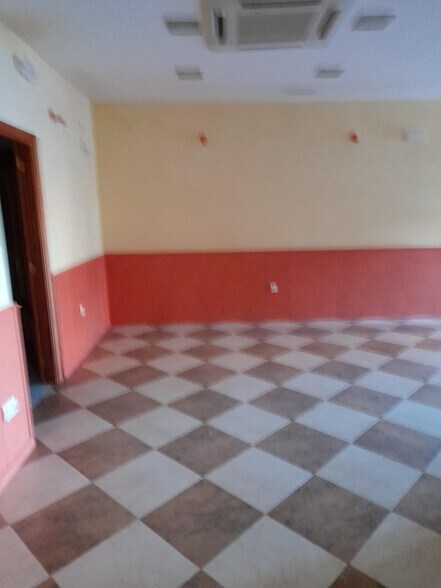 Retail in Cáceres, Cáceres for lease - Building Photo - Image 2 of 11