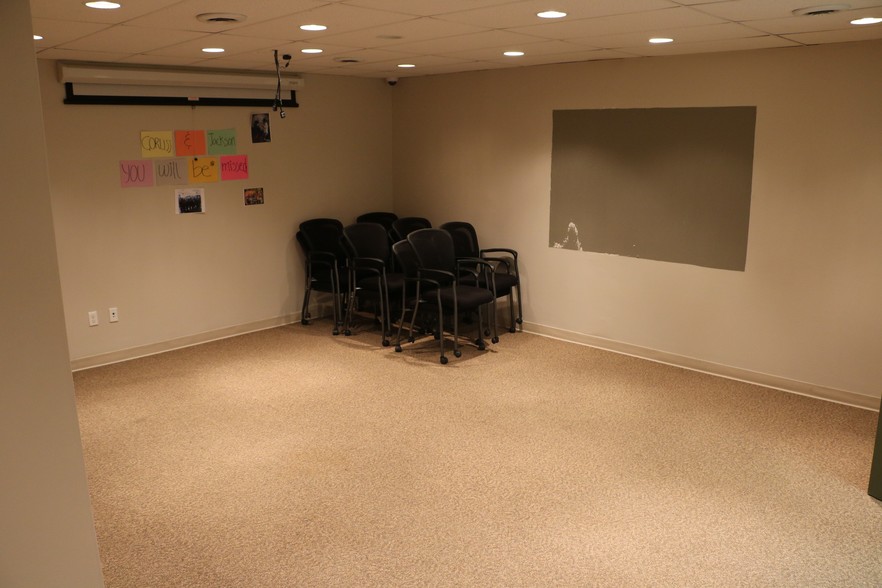 1112 40th Ave NE, Calgary, AB for lease - Interior Photo - Image 3 of 19