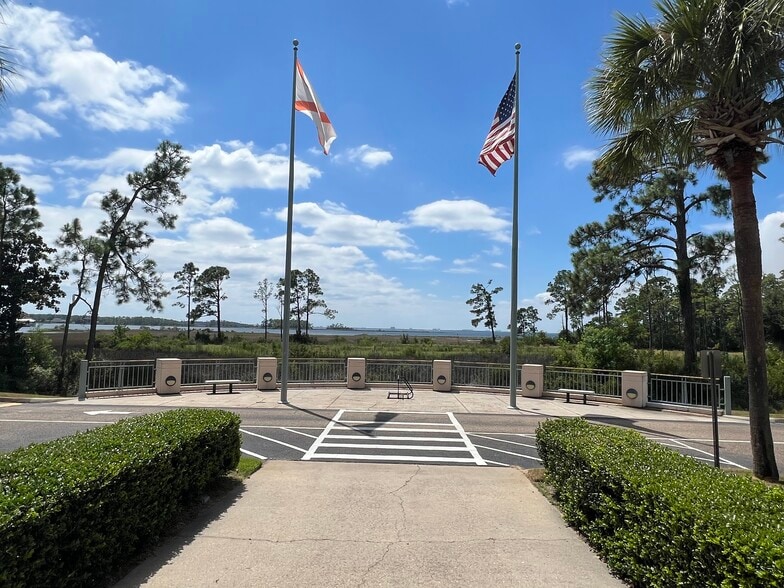 1002 Arthur Dr, Lynn Haven, FL for sale - Building Photo - Image 3 of 18
