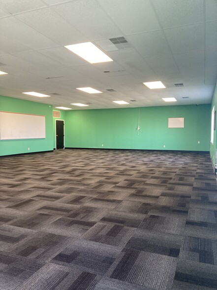 360-380 Hinds St, Tonawanda, NY for lease - Interior Photo - Image 2 of 6