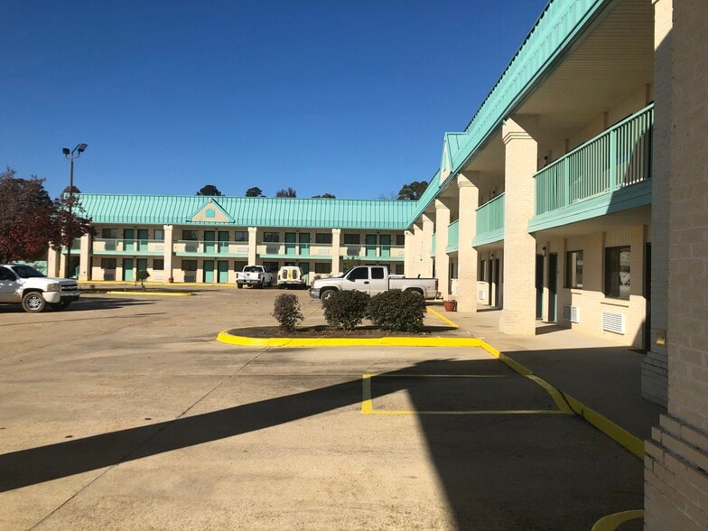 28077 Highway 28, Hazlehurst, MS 39083 Western Inn Express