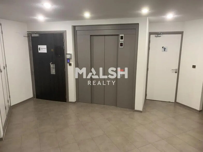 Office in Lyon for sale - Lobby - Image 3 of 13