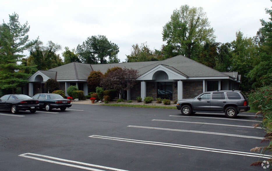 5740 Commons Park, East Syracuse, NY for sale - Primary Photo - Image 1 of 1