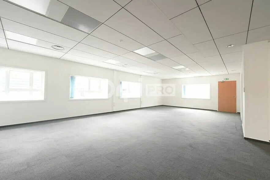 Office in Lyon for lease - Building Photo - Image 3 of 11