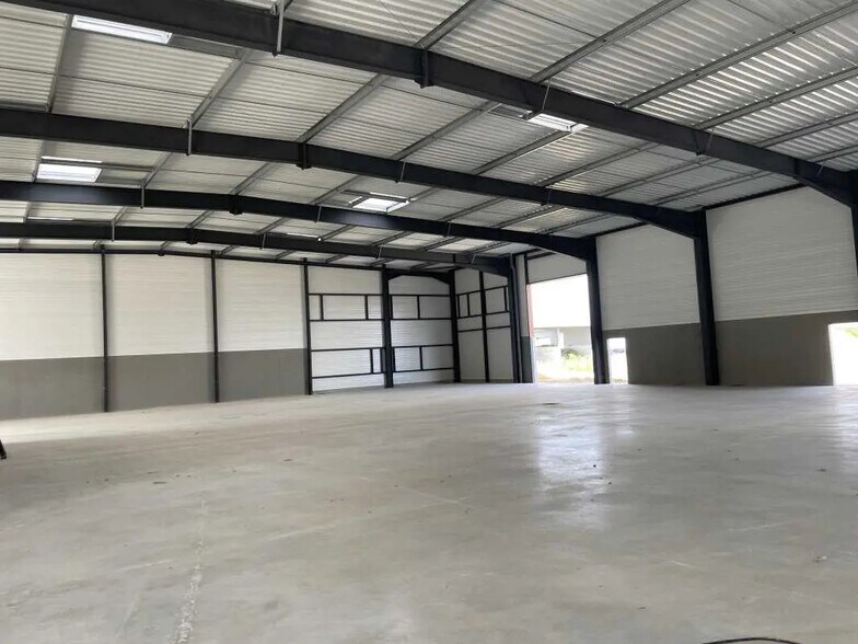 Flex in Allonne for lease - Interior Photo - Image 2 of 11