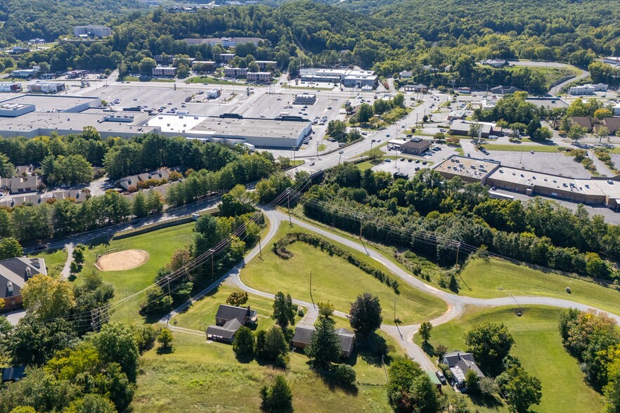 2925-2941 Leslie Ln, Roanoke, VA for sale - Primary Photo - Image 1 of 4