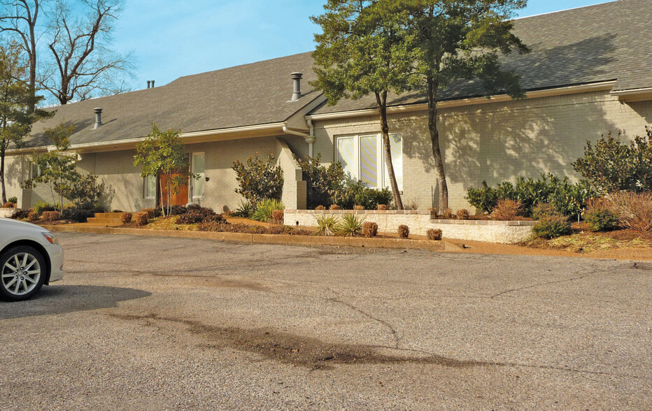 641-651 Oakleaf Office Ln, Memphis, TN for sale - Building Photo - Image 1 of 13