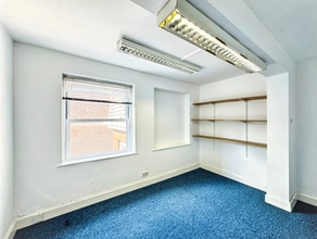 35 Carlton Cres, Southampton for lease Interior Photo- Image 2 of 2