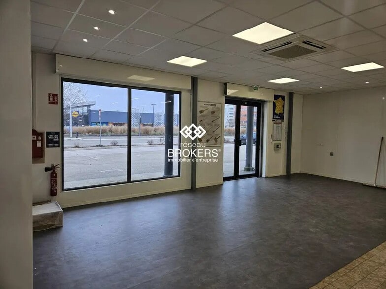Retail in Bourg-en-Bresse for lease - Interior Photo - Image 2 of 7