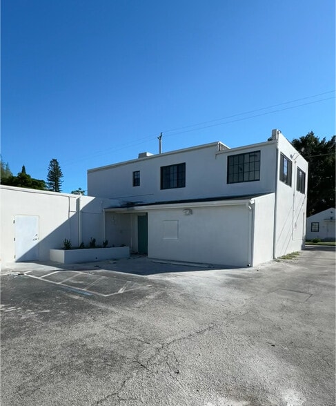 7330 NE 4th Ct, Miami, FL for lease - Building Photo - Image 2 of 16