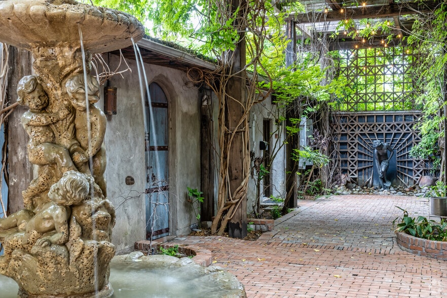 610 Elm St, McKinney, TX for lease - Building Photo - Image 2 of 22