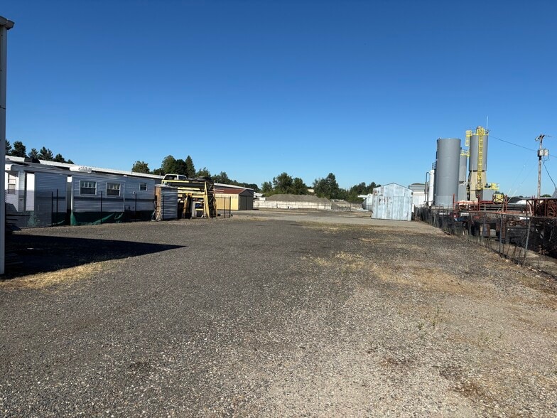 885 NW Dunbar Ave, Troutdale, OR for lease - Building Photo - Image 3 of 5