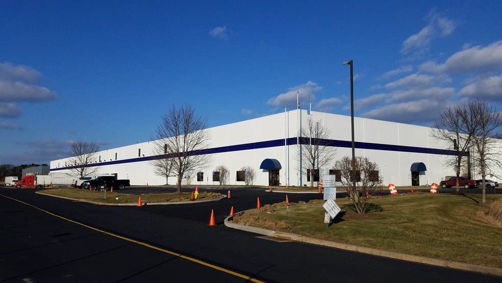 110 Old County Cir, Windsor Locks, CT for sale - Building Photo - Image 1 of 1