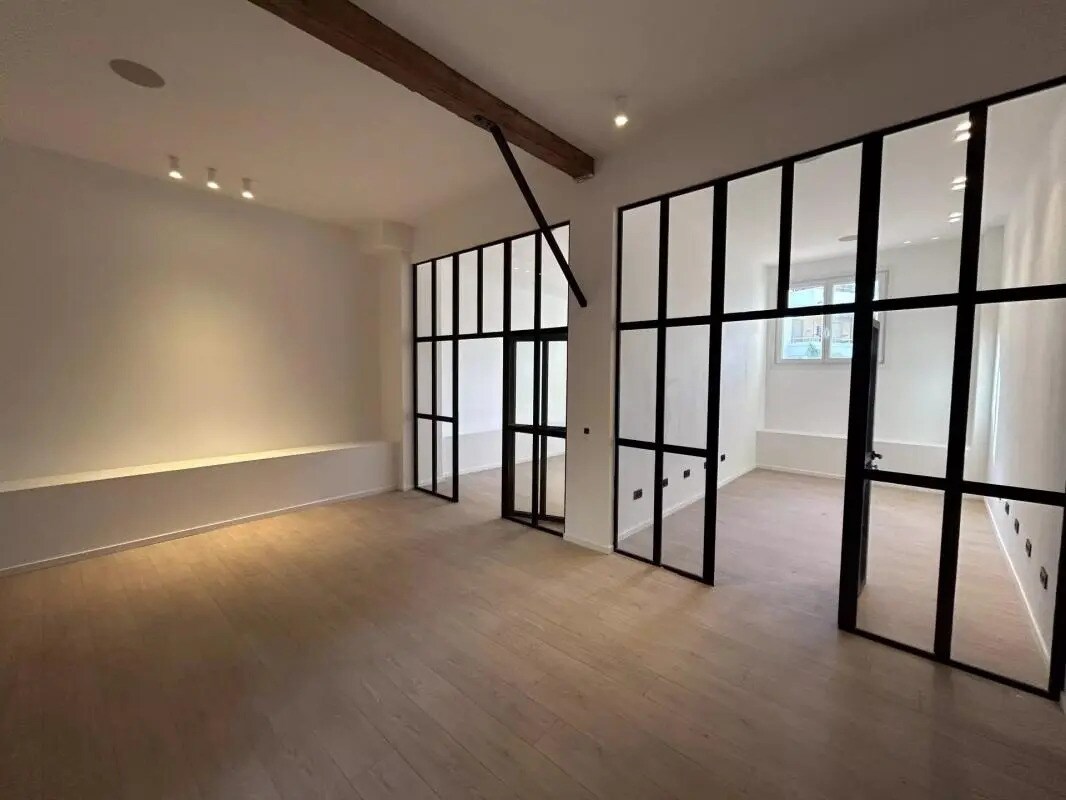 Retail in Cannes for sale Interior Photo- Image 1 of 13