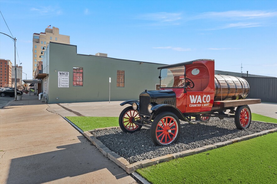 928-1002 Austin Ave, Waco, TX for lease - Building Photo - Image 2 of 7