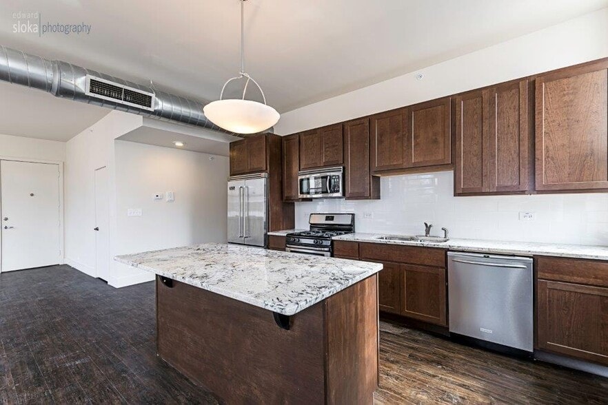 95 Grant St, Crystal Lake, IL for sale - Interior Photo - Image 3 of 9