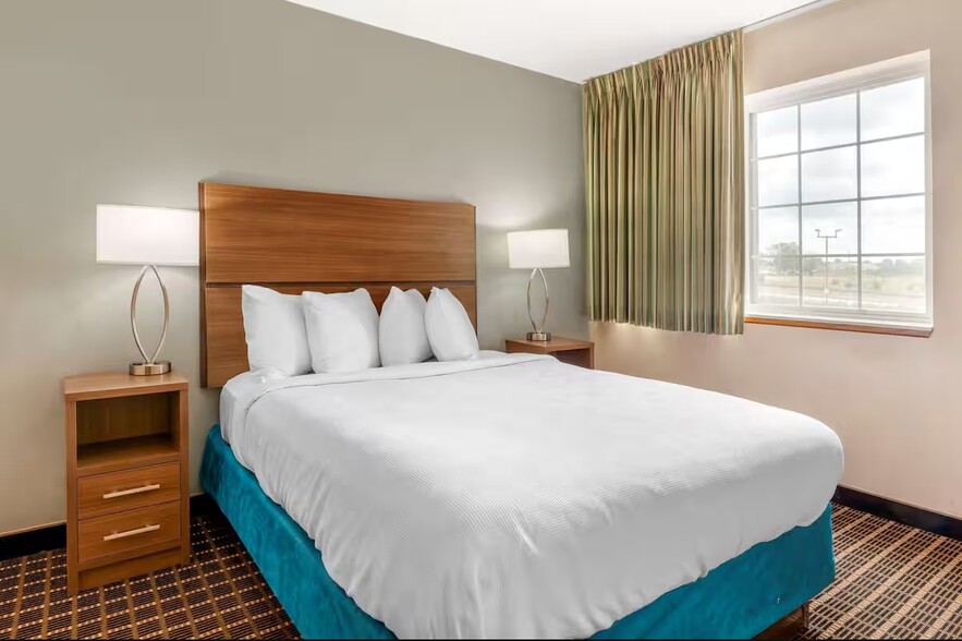 1275 Associates Dr, Dubuque, IA for sale - Building Photo - Image 2 of 2