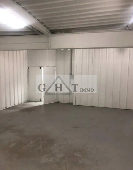 Industrial in Villeneuve-la-Garenne for lease - Interior Photo - Image 1 of 4