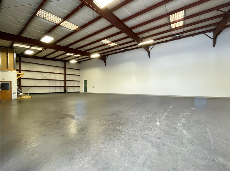 2254-2256 Massaro Blvd, Tampa, FL for lease - Building Photo - Image 2 of 9