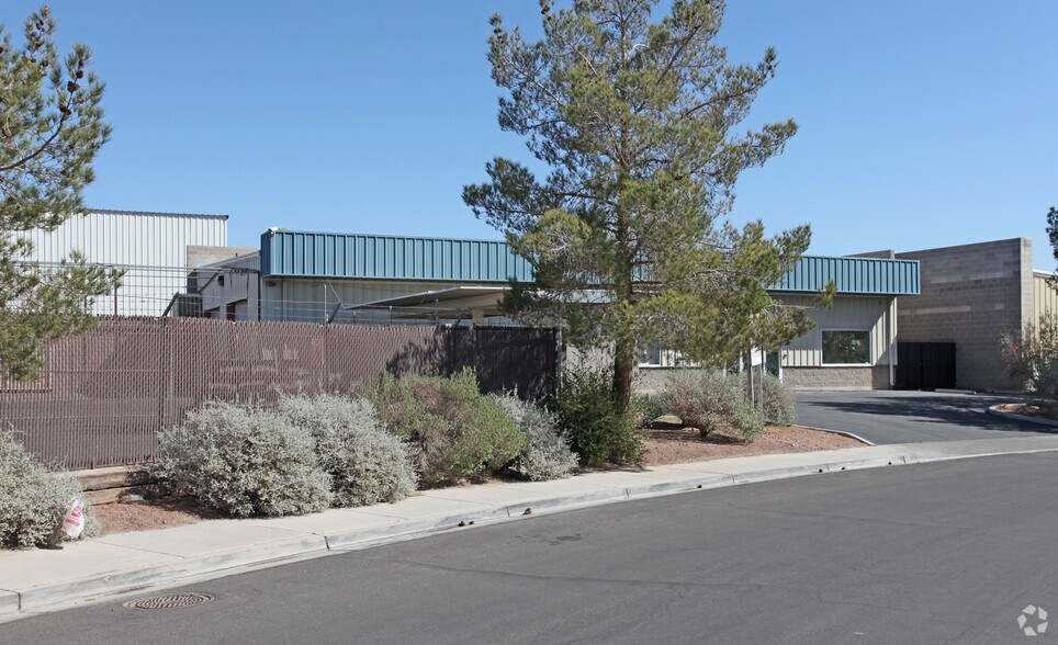 1012 Sharp Cir, North Las Vegas, NV for sale - Primary Photo - Image 1 of 1