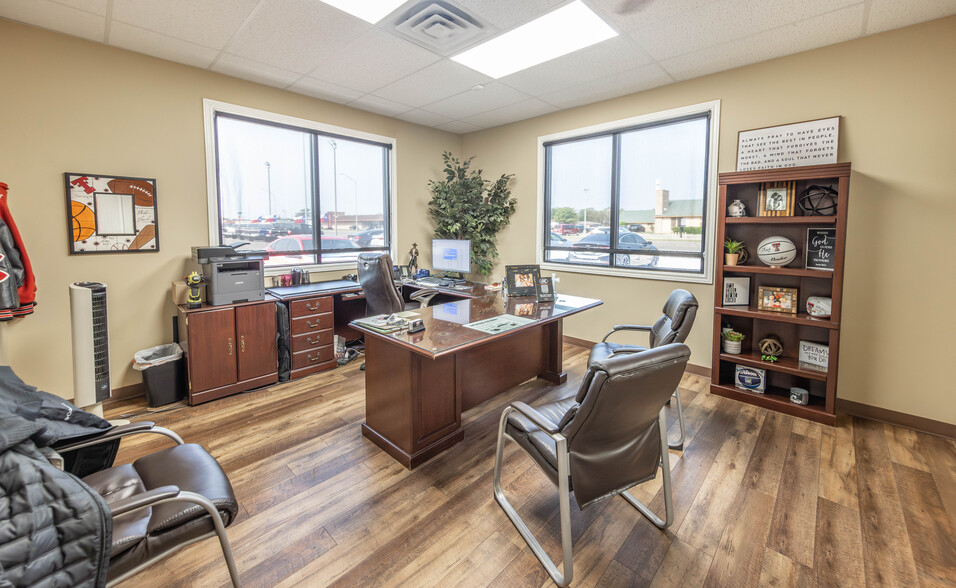 4501 Avenue Q, Lubbock, TX for sale - Interior Photo - Image 2 of 36