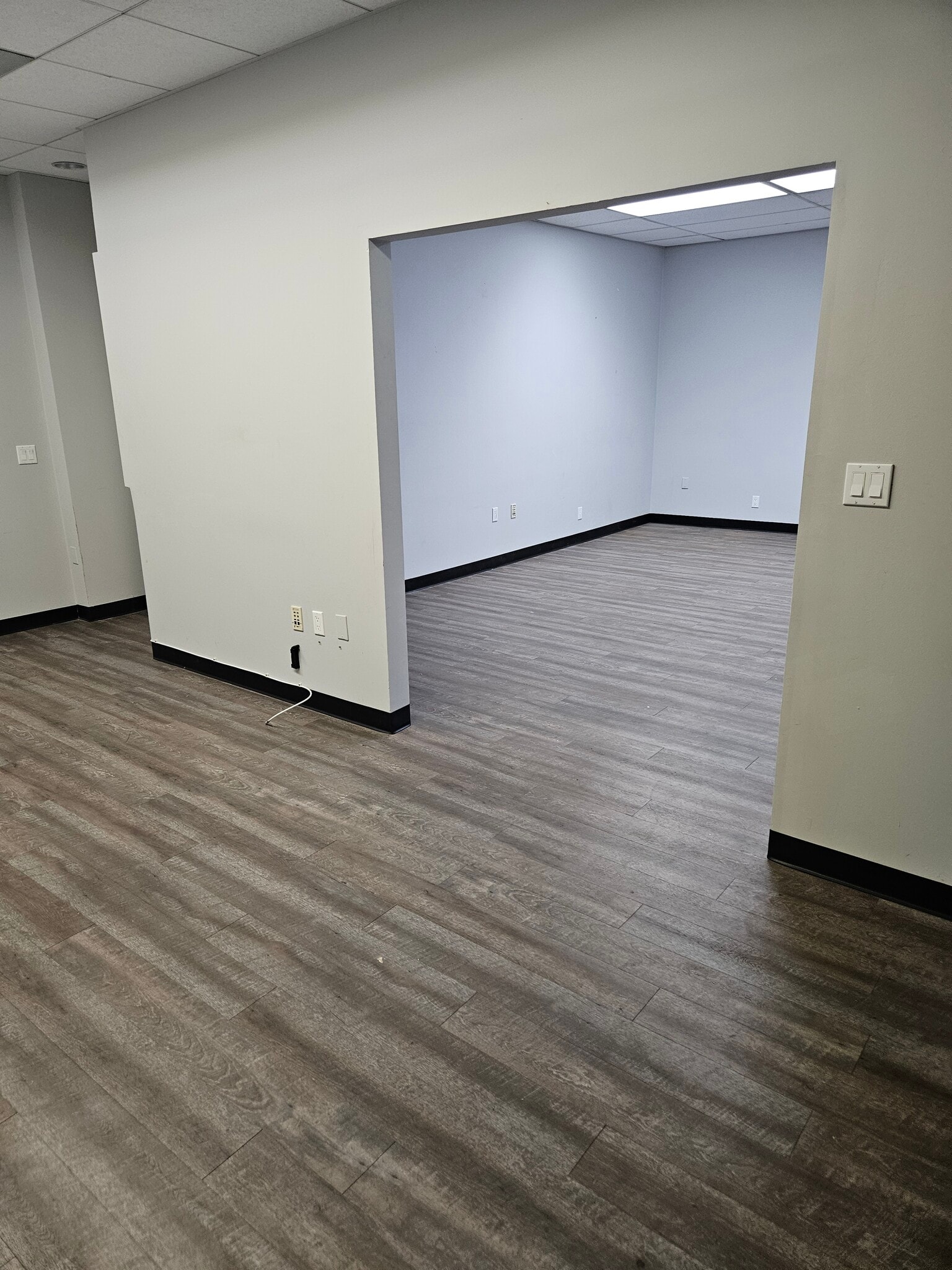 1201 S Victory Blvd, Burbank, CA for lease Interior Photo- Image 1 of 5