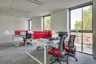 43-45 Avenue Paul Doumer, Rueil-Malmaison for lease Interior Photo- Image 2 of 7