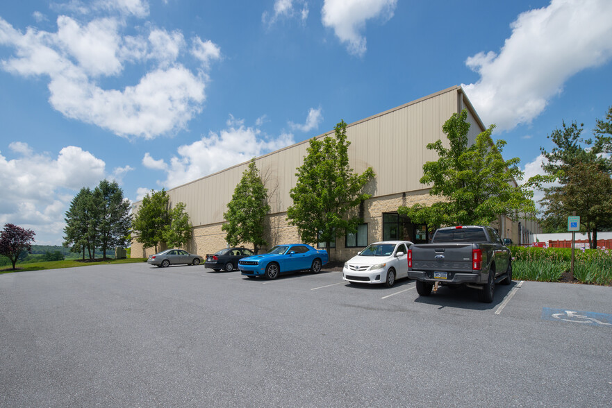 9770 Commerce Cir, Kutztown, PA for lease - Building Photo - Image 1 of 5