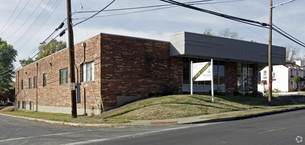 7420 Montgomery Rd, Silverton, OH for lease - Building Photo - Image 1 of 3