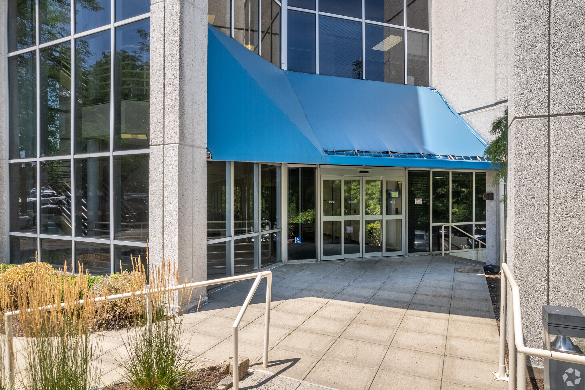 2 Lincoln Hwy, Edison, NJ 08820 Levinson Plaza