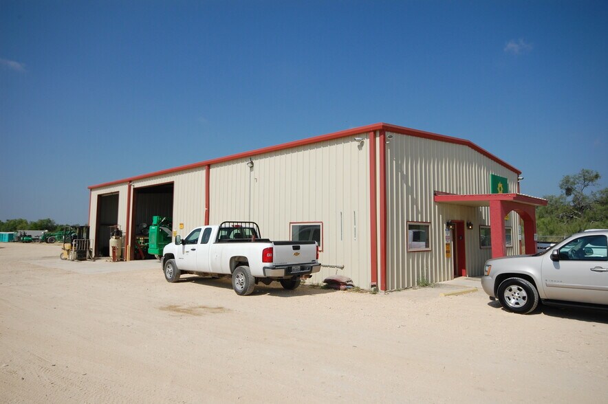329 Loop 517, Carrizo Springs, TX for sale - Building Photo - Image 1 of 1