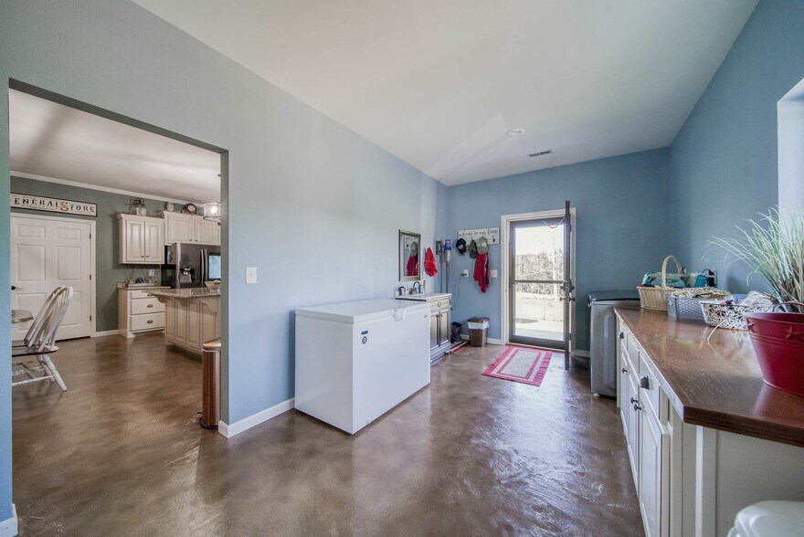 14901 State Route FF, Edgar Springs, MO 65462 Residence & Canine