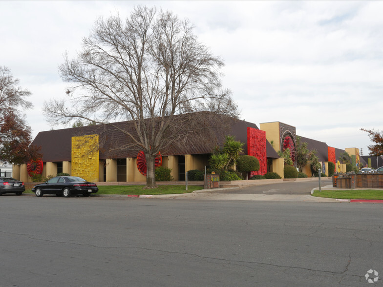 5661 E Shields Ave, Fresno, CA for lease - Building Photo - Image 2 of 19