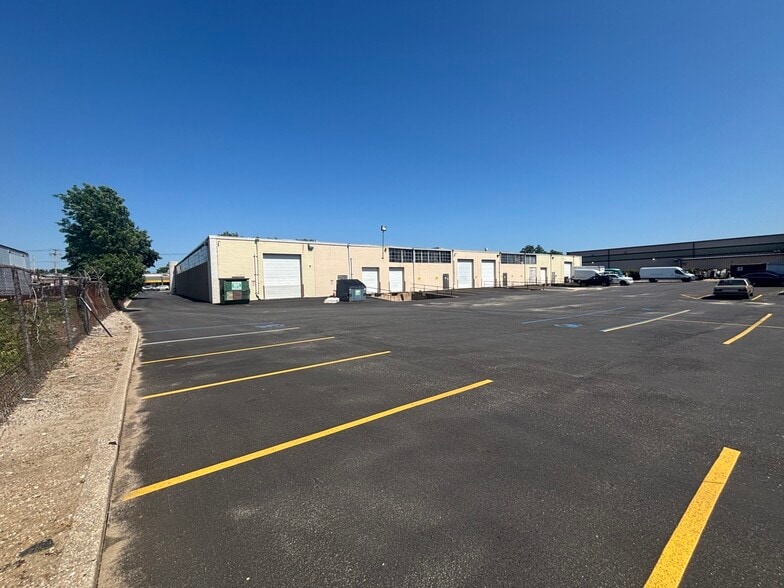 1930-1940 New Hwy, Farmingdale, NY for sale - Building Photo - Image 3 of 10