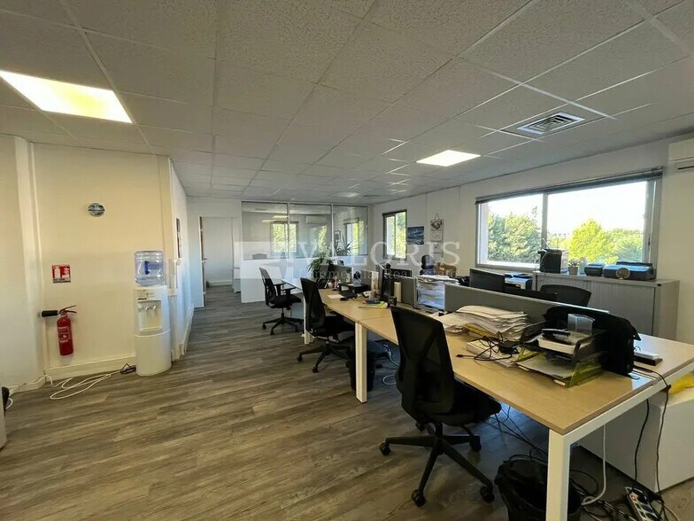 Office in Vitrolles for lease - Interior Photo - Image 3 of 11