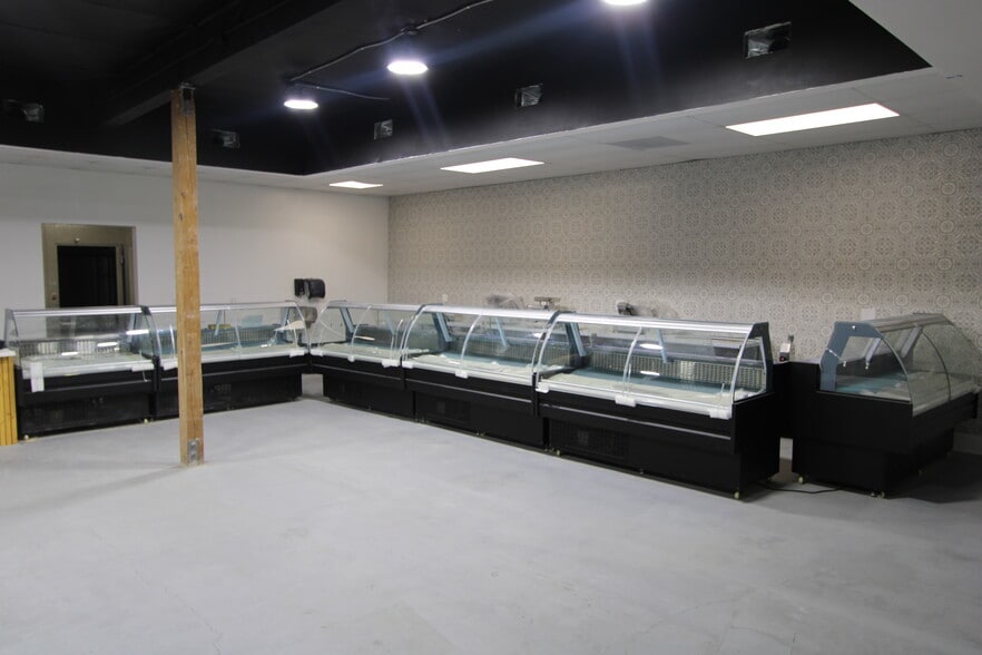 10642-10650 Balboa Blvd, Granada Hills, CA for lease - Building Photo - Image 3 of 12