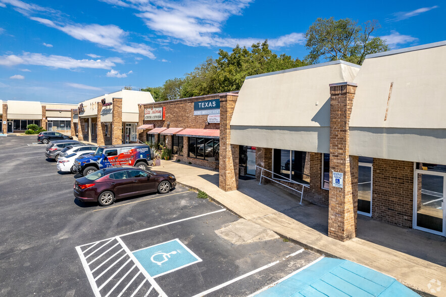 7007 Bandera Rd, San Antonio, TX for lease - Building Photo - Image 1 of 8