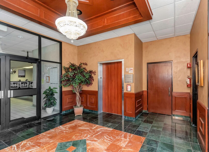 5801 Ulmerton Rd, Clearwater, FL for lease - Lobby - Image 2 of 27