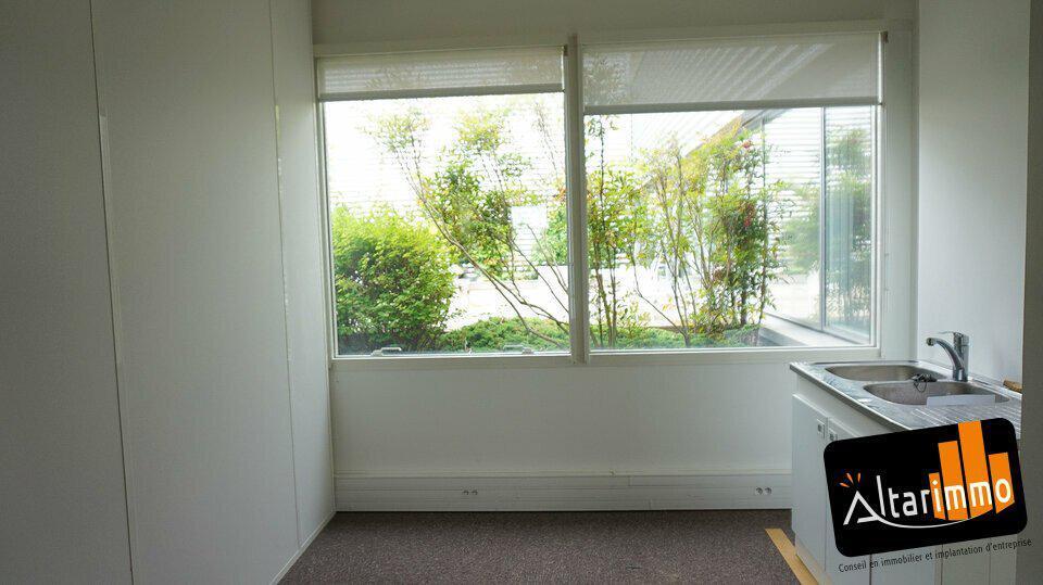 Office in Chartres for lease - Building Photo - Image 2 of 10