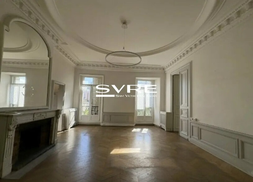 Office in Marseille for lease - Interior Photo - Image 1 of 12