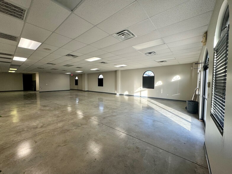 2112 W Huntsville Ave, Springdale, AR for lease - Interior Photo - Image 2 of 7