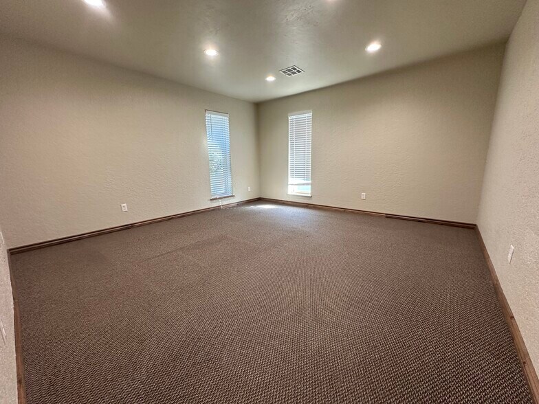 6909 N Robinson Ave, Oklahoma City, OK for lease - Building Photo - Image 3 of 18