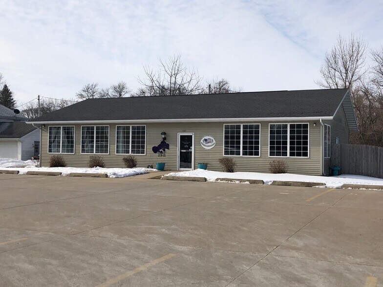 427 Franklin St, Center Point, IA for sale - Building Photo - Image 1 of 1