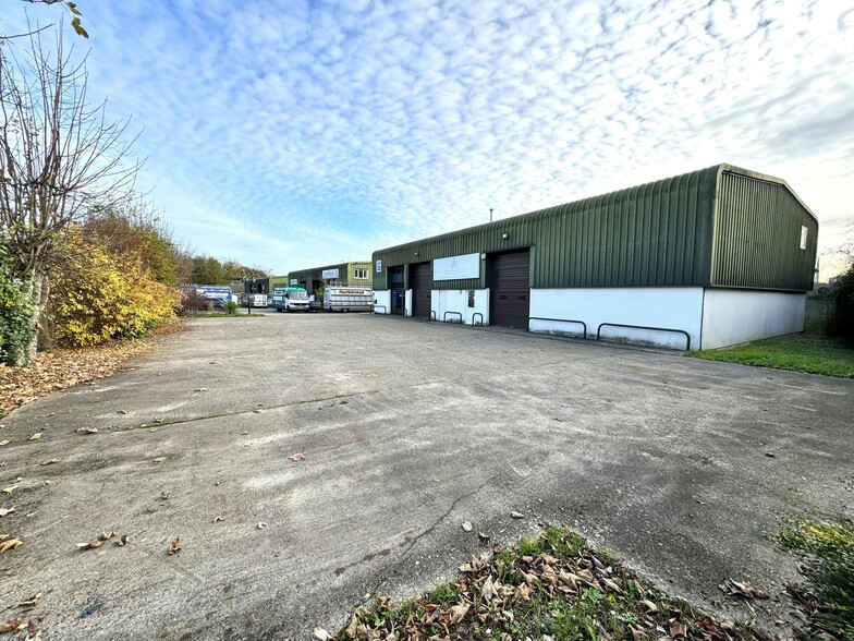 33 Claylands Rd, Bishops Waltham for lease - Building Photo - Image 3 of 27