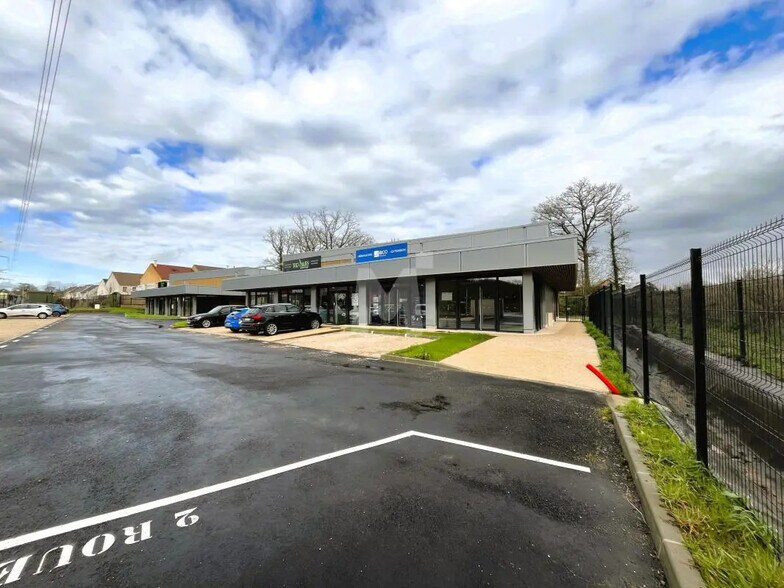 Retail in Lardy for lease - Building Photo - Image 2 of 6